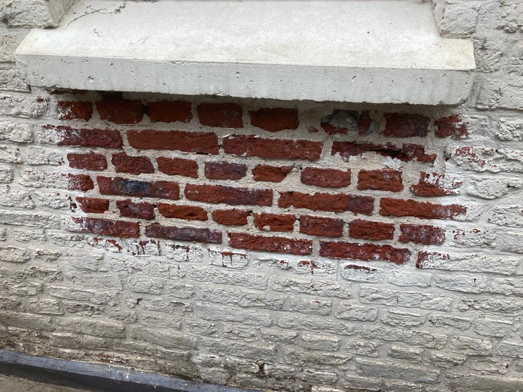 Nettoyage d'un mur en brique